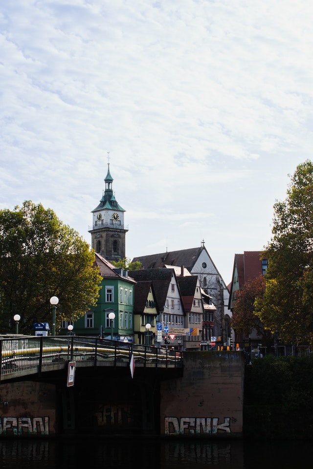 Brücke und Kirchenturm